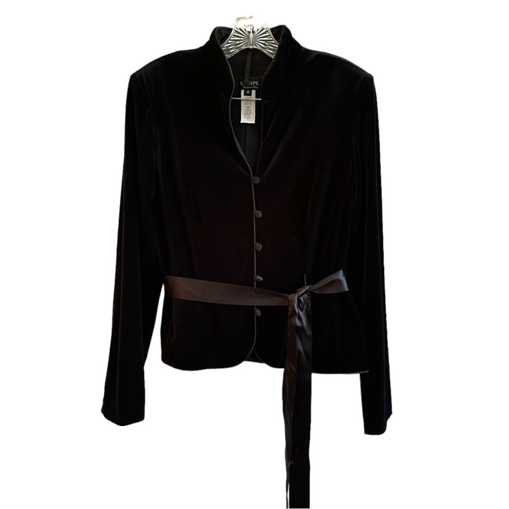 XSCAPE,BY JOANNA CHEN, WOMENS, BLACK VELVET JACKET WITH STAND-UP COLLAR.SIZE 10